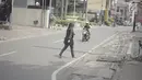 Suasana ruas jalan di kawasan Kemang, Jakarta, Minggu (12/5/2019). Rencana pembangunan fisik penataan ruang jalan atau pedestrian kawasan Kemang akan dimulai pada akhir Mei 2019 dengan tujuan menjadikan kawasan tersebut sebagai objek wisata. (Liputan6.com/Immanuel Antonius)