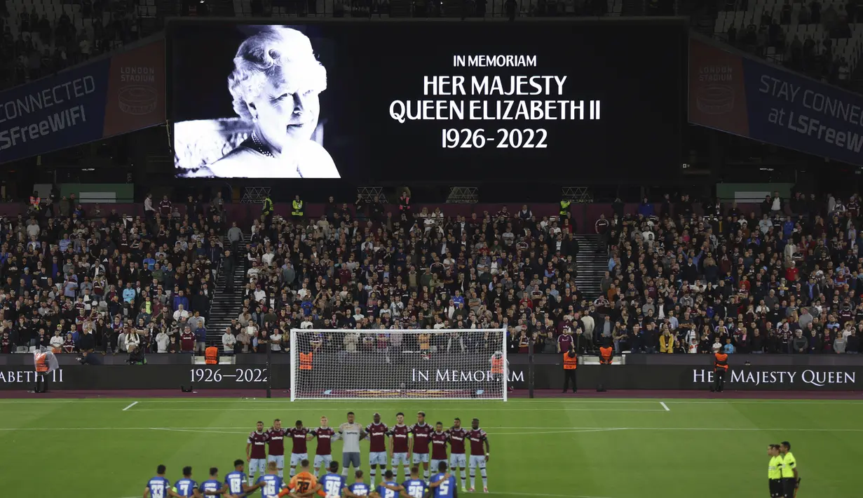Para pemain tim berdiri di lapangan selama beberapa menit setelah meninggalnya Ratu Elizabeth II sebelum pertandingan sepak bola Liga Konferensi Eropa Grup B antara West Ham dan FCSB Steaua Bucharest di Stadion London di London, Kamis, 8 September 2022. (AP Photo/ Ian Walton)