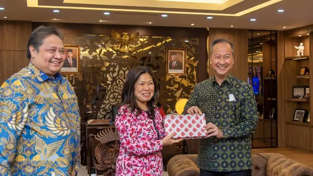Menteri Koordinator Bidang Perekonomian Airlangga Hartarto dan Menteri Perindustrian Agus Gumiwang Kartasasmita bertemu dengan Menteri Perdagangan Internasional, UKM dan Pembangunan Ekonomi Kanada Mary Ng. (Dok ekon.go.id)