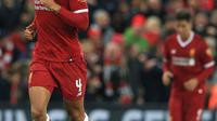 Bek Liverpool, Virgil Van Dijk melakukan selebrasi usai mencetak gol ke gawang Everton pada pertandingan Piala FA di Anfield, Inggris (5/1). Virgil dibeli dari Southampton seharga 75 juta pound (sekitar Rp 1,3 triliun). (AP Photo / Rui Vieira)