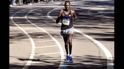 Albert Korir dari Kenya berlari mendekati garis finis di ajang New York City Marathon yang ke-50, Minggu (7/11/2021). (AP Photo/Craig Ruttle)