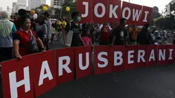 Koalisi masyarakat sipil membawa spanduk dalam menggelar aksi saat kegiatan Car Free Day di Jalan MH Thamrin, Jakarta, Minggu (1/9/2019). Mereka meminta agar Joko Widodo (Jokowi) berani mencoret calon pimpinan (Capim) KPK yang diduga bermasalah. (Liputan6.com/Johan Tallo)