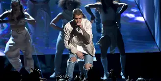 Baru saja merayakan hari ulang Sofia Richie (24/8), Sofia dan Justin Bieber telah dilaporkan mengakhiri hubungannya. Padahal hubungan yang kontroversial di publik ini baru saja berusia satu bulan. (AFP/Bintang.com)