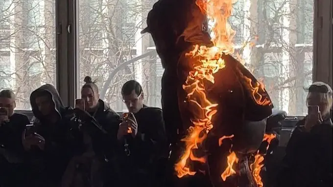 Diluar Nalar, Brand Heliot Emil Bakar Modelnya di Paris Fashion Week