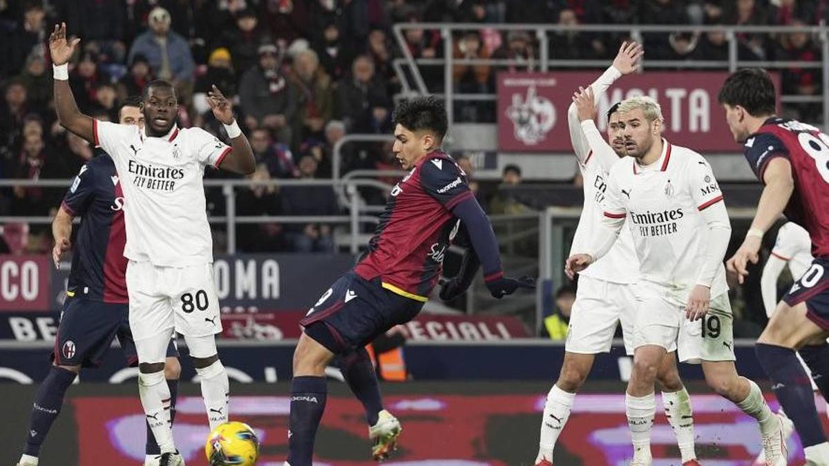 Kecewa, Pendukung AC Milan Luapkan Kemarahannya saat Melawan Bologna
