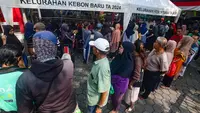 Antrean Warga Saat Penyaluran Beras Bantuan Pangan di Kebon Baru Jakarta