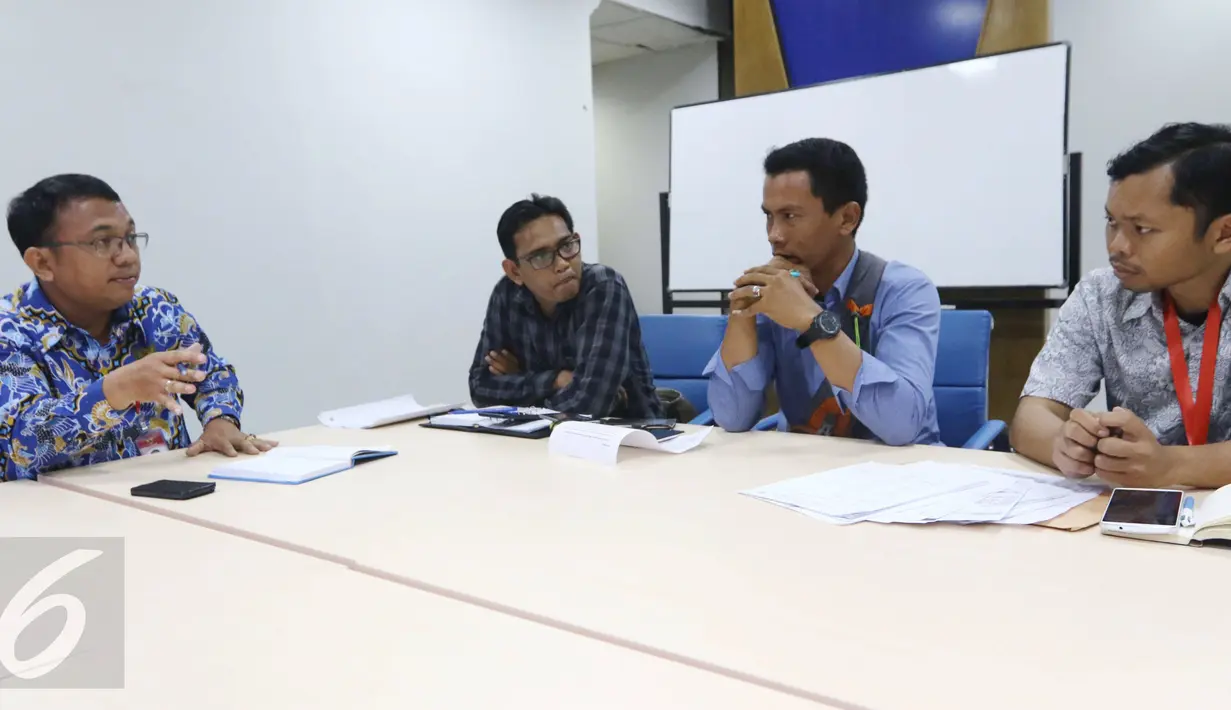 Suasana pertemuan antara warga Pulau Pari dengan pihak Ombudsman Republik Indonesia (ORI) di Gedung Ombudsman RI, Jakarta, Senin (6/3). Pada pertemuan tersebut warga Pulau Pari menyerahkan berkas terkait kepemilikan tanah. (Liputan6.com/Helmi Afandi)