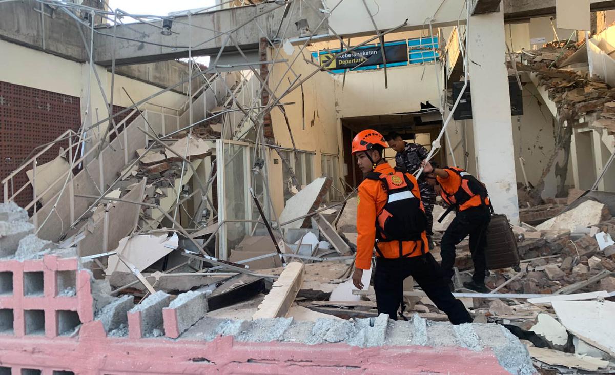 Bangunan Roboh Akibat Gempa M 7,7 Satu Warga Tewas