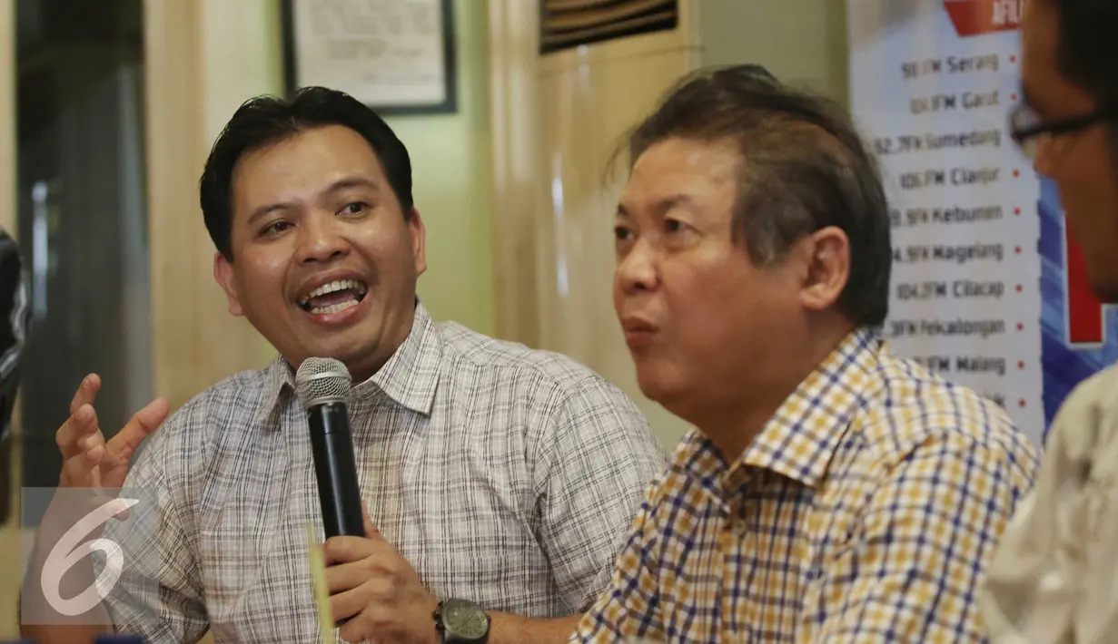 Direktur Eksekutif Poltracking Hanta Yuda (kiri) saat menjadi pembicara dalam diskusi polemik bertema 'Buruk Kinerja Kabinet Terbelah' di Jakarta, Sabtu (9/1). Diskusi membahas mengenai wacana reshuffle kabinet jilid II. (Liputan6.com/Angga Yuniar)