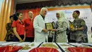 Mensos Khofifah memberikan piagam penghargaan kepada perwakilan Starkey Hearing Foundation usai memberikan alat bantu dengar secara cuma-cuma di Gedung Kemensos, Jakarta, Jumat (27/3/2015).(Liputan6.com/Faizal Fanani)