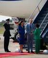 Kate Middleton dan Pangeran William kembali memulai tur luar negeri resmi pertama ke Bahama, Jamaika, dan Belize. Kate memilih setelan lace dari Jenny Packham dengan atasan peplum dan rok pensil selutut dalam rona biru kobalt saat tiba di Belize (Foto: Instagram @dukeandduchessofcambridge)