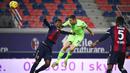 Pemain Lazio, Adam Marusic , duel udara dengan pemain Bologna, Ibrahima Mbaye, pada laga Liga Italia di Stadion Renato Dall’Ara, Minggu (28/2/2021). Lazio takluk dengan skor 2-0. (Massimo Paolone/LaPresse via AP)