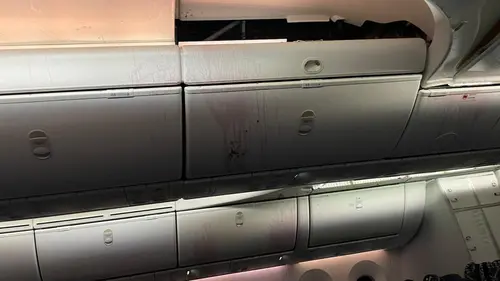 Kekacauan yang terjadi di dalam pesawat Boeing yang dioperasikan maskapai United Airlines. (dok. X @Turbinetraveler)