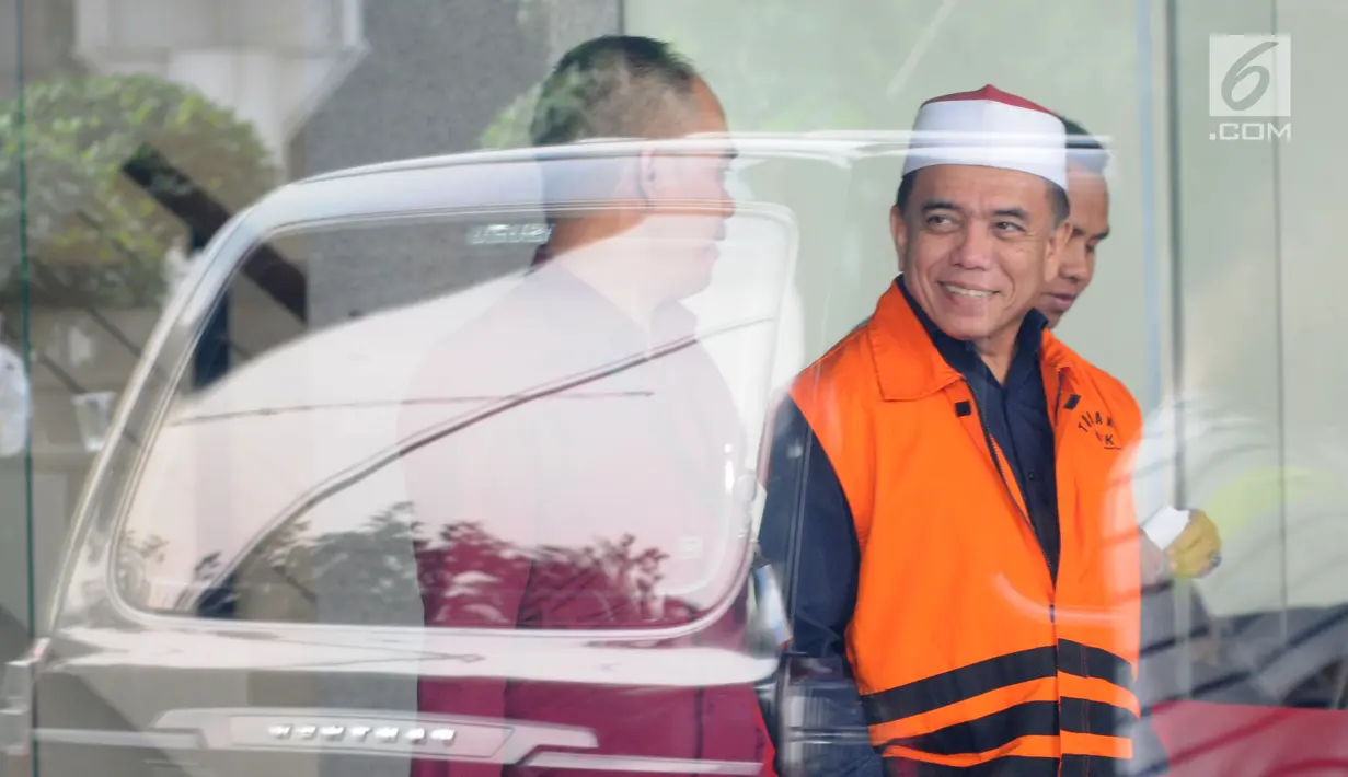 Tersangka Gubernur Aceh Irwandi Yusuf (kanan) usai menjalani pemeriksaan di Gedung KPK, Jakarta, Kamis (26/7). Irwandi Yusuf diperiksa terkait dugaan menerima suap dana Otonomi Khusus (Otsus) Provinsi Aceh Tahun 2018. (Merdeka.com/Dwi Narwoko)
