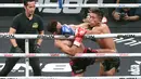 Petarung Indonesia, Edwin, berhasil melayangkan jab keras ke arah Azwan pada laga Byon Combat Showbiz 8 di Tennis Indoor Senayan, Jakarta, Sabtu (29/8/2026). (KLY/Budy Santoso)