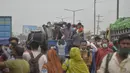 Orang-orang meninggalkan kota menuju kampung halaman mereka menjelang Lebaran di tengah pandemi corona Covid-19, di Dhaka, Selasa (11/5/2021). Para pemudik tampak berdesakan dan menjaga jarak, padahal pemerintah Bangladesh memerintahkan penduduk tidak mudik Idulfitri. (Munir Uz zaman/AFP)