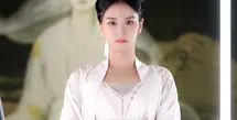 Berperan sebagai peri, Jisoo tampil memesona dibalut gaun dan jubah panjang berwarna putih. [Dok/YG Entertainment]