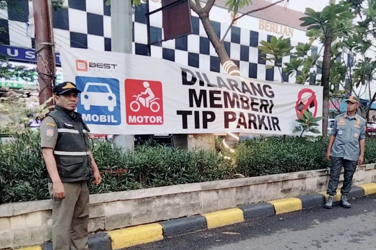 Satpol PP menindak dugaan praktik pungutan liar (pungli) oleh juru parkir (Jukir) di kawasan Blok M Square, Jalan Melawai V, Kebayoran Baru, Jakarta Selatan.