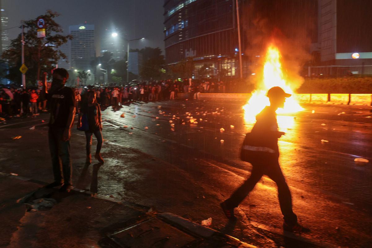 Kericuhan Pecah Saat Demo Sumpah Pemuda di Jalan Sudirman