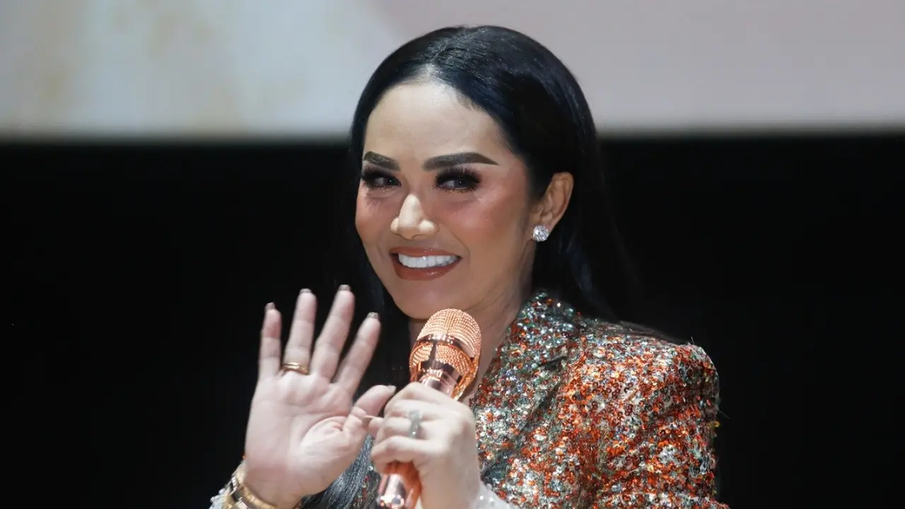 Krisdayanti enggan jawab kabar kehamilan Aurel Hermansyah