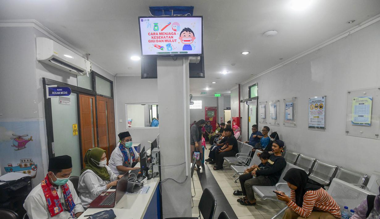 Dengan 41 dokter umum dan 14 dokter gigi yang dibantu sejumlah tenaga medis, Puskesmas Kebayoran Lama mampu melayani rata-rata 600 hingga 700 pasien per hari. Tampak dalam foto, warga menanti untuk mendapatkan pelayanan medis di Puskesmas Kebayoran Lama, Jakarta, Jumat (9/1/2026). (merdeka.com/Arie Basuki)