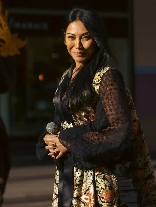 Penampilan Anggun menyinden ini adalah kali pertama. Terlebih tampil dengan membawakan lagu Jawa di hadapan penonton mancanegara. (Instagram/anggun_cipta)