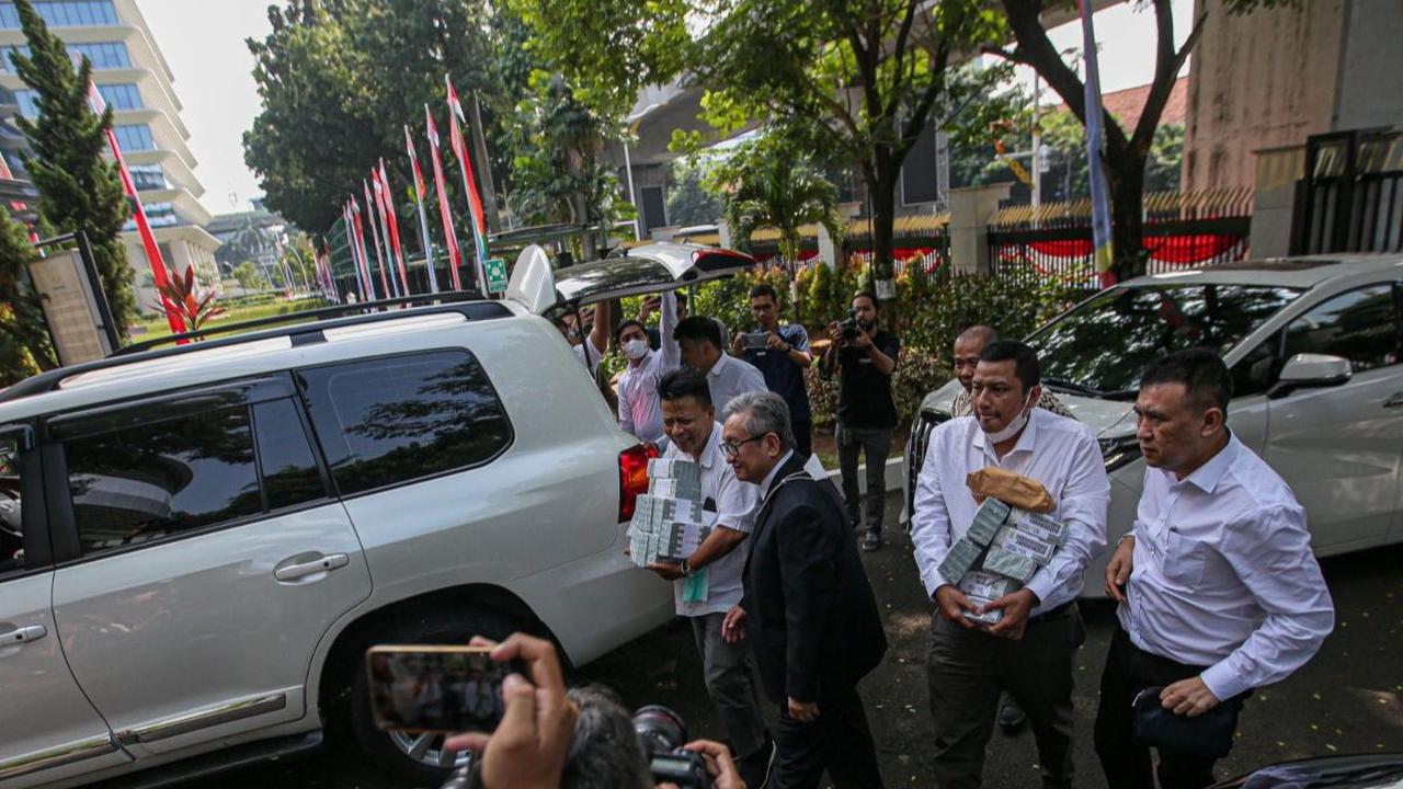 Alasan mereka membawa uang itu secara tunai karena Kejagung tak mau menerima uang tersebut
dalam bentuk transfer.