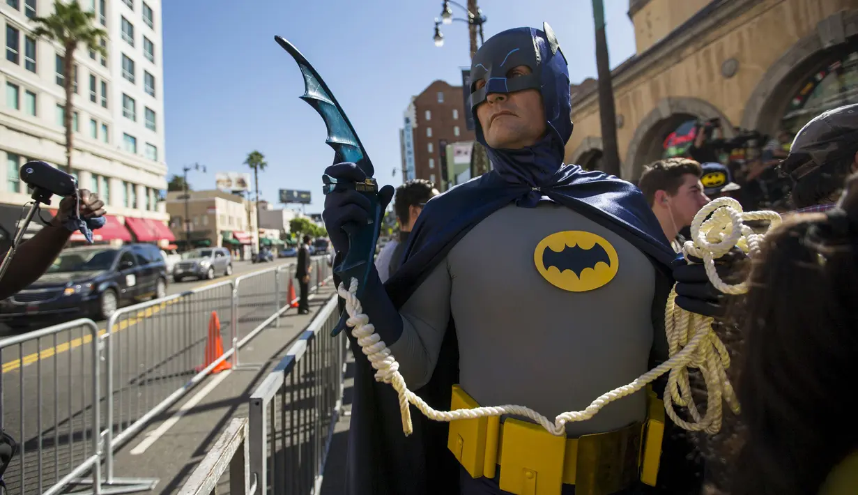 Seorang pria berpakaian Batman saat menunggu upacara penghargaan terhadap pencipta Batman Bob Kane di Walk of Fame, Los Angeles, California, Rabu (21/10/2015).  Nama Bob Kane nantinya akan terpampang di Walk Of fame. (REUTERS/Mario Anzuoni)