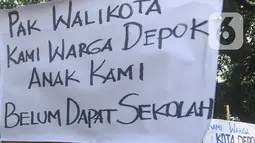 Massa yang tergabung dalam Dewan Kesehatan Rakyat (DKR) itu juga mempersoalkan 51 calon peserta didik (CPD) lulusan SMPN 19 Depok yang dianulir dari delapan SMAN. (merdeka.com/Arie Basuki)