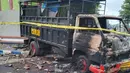Beragam kendaraan yang dirusak dan dibakar itu terlihat sudah dipasangi garis polisi di luar Stadion Kanjuruhan.  (Bola.com/Iwan Setiawan)