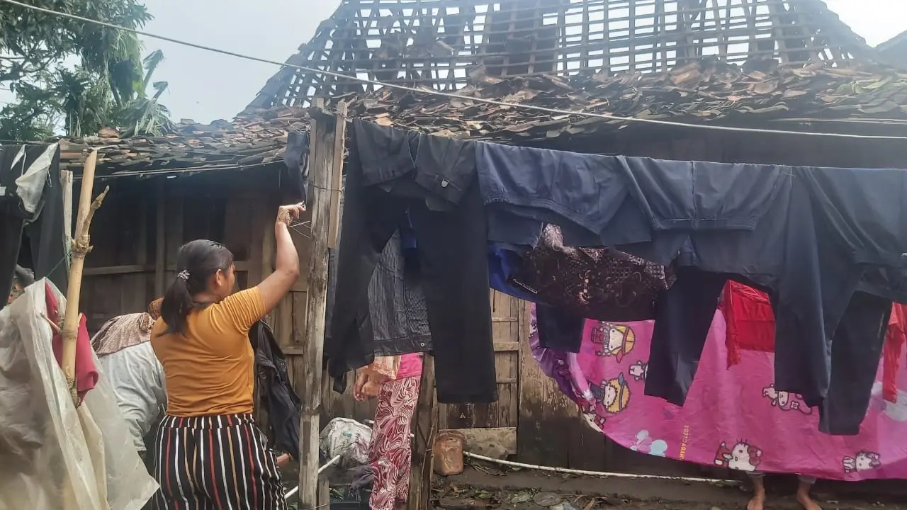 Kondisi rumah warga desa sentra produksi batu bata terbesar di Demak porak poranda paska diterjang angin puting beliung  Selasa (23/2). (Foto: Liputan6.com/Felek Wahyu)