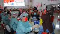 Proses vaksinasi melalui program Vaksin Merdeka Samrat yang dilaksanakan Polda Sulut di kampus Unsrat Manado.