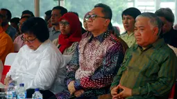 (Ki-ka) Menteri Siti Nurbaya, Ketua MPR Zulkifli Hasan dan Ketua MUI Din Syamsuddin saat menghadiri peringatan Hari Perdamaian Internasional di Taman Perdamaian, Kompleks Parlemen, Jakarta, Senin (21/9/2015). (Liputan6.com/Johan Tallo)