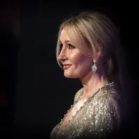 Tak bisa dipungkiri bahwa protes para penggemar membuat Rowling berada dalam situasi yang sulit. Dilansir dari Cosmopolitan, ia mengaku frustasi. (Pop Sugar)