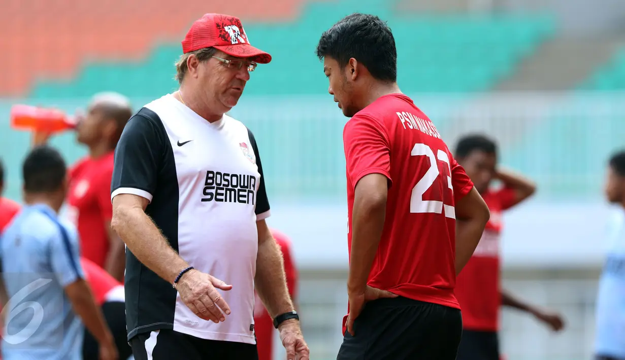 Pelatih PSM Makassar Robert Rene Alberts (kiri) berbincang dengan Hamka Hamzah saat latihan jelang lanjutan Liga 1 Indonesia di Stadion Pakansari, Cibinong, Minggu (14/5). PSM Makassar akan melawan PS TNI, Senin (15/5). (Liputan6.com/Helmi Fithriansyah)