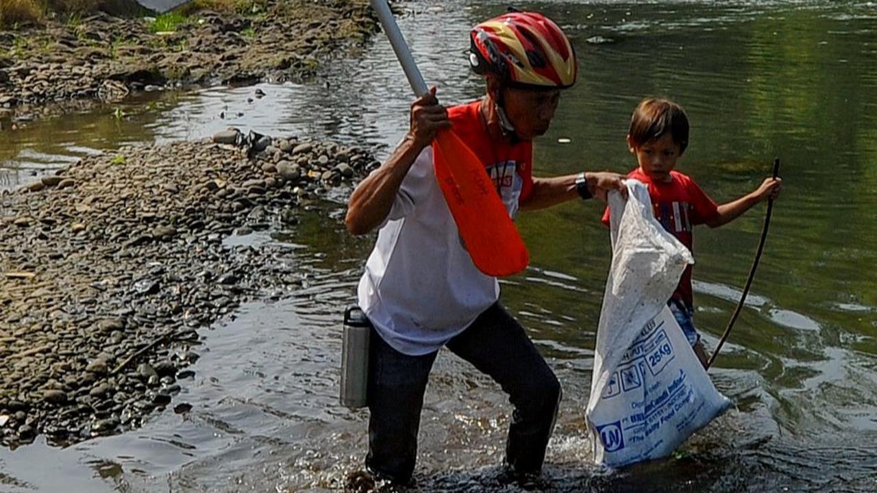 Aksi pembersihan ini dilakukan bersama aktivis lingkungan, pemulung, hingga mahasiswa.