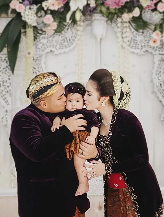 Momo Geisha Gelar Tedak Siten (Instagram/therealmomogeisha)