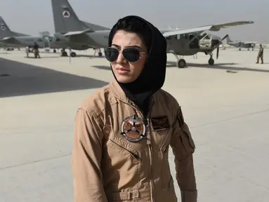 Niloofar Rahmani (23) saat berada di pangkalan Angkatan Udara Afghanistan di Kabul. Niloofar merupakan satu-satunya wanita pertama yang menjadi pilot pada skuadron Afghanistan. Foto diambil pada 26 April 2015. (AFP PHOTO/SHAH Marai)