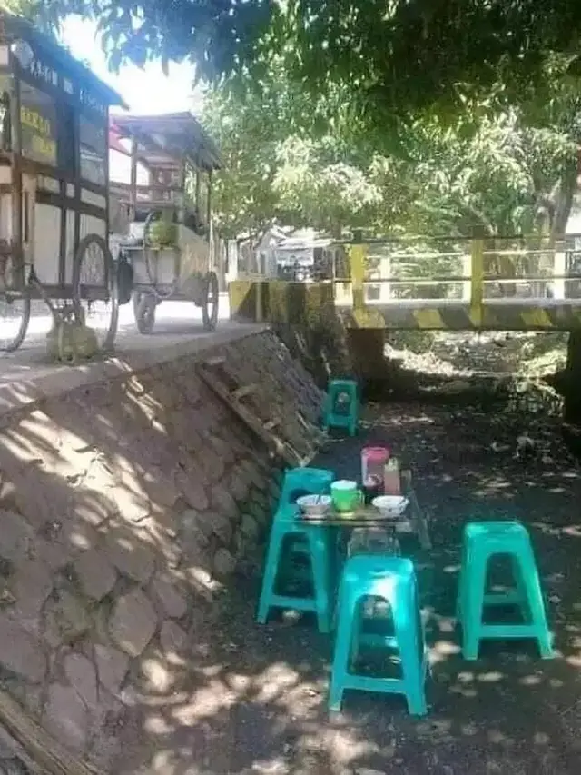 6 Potret Orang Jualan di Pinggir hingga Tengah Sungai Ini Nyeleneh