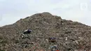Pemandangan gunungan sampah di kawasan Tempat Pengolahan Sampah Terpadu (TPST) Bantar Gebang, Bekasi, Jawa Barat, Selasa (17/1/2023). Landfill Mining dan Refused Derived Fuel (RDF) Plant di TPST Bantar Gebang mengamanatkan kegiatan strategis daerah yang berkaitan dengan pengelolaan sampah. (merdeka.com/Imam Buhori)