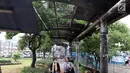 Warga melintasi jalur khusus pejalan kaki di kawasan Kampung Rambutan, Jakarta, Selasa (19/2). Atap rusak yang juga tidak dilengkapi dengan lampu penerangan mengganggu kenyamanan pejalan kaki. (Liputan6.com/Immanuel Antonius)