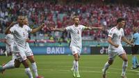 Pemain Denmark Simon Kjaer (tengah) dan Andreas Christensen (kanan) merayakan gol Thomas Delaney dalam laga melawan Republik Ceko pada perempat final Euro 2020 di Stadion Olimpiade Baku, Sabtu, 3 Juli 2021. (Ozan Kose, Kolam renang melalui AP)