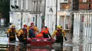 Petugas mengevakuasi warga yang terjebak banjir dirumahnya di Tadcaster, Inggris utara, Minggu (27/12). Banjir akibat luapan sungai Ouse yang telah memperburuk sejumlah wilayah Inggris utara. (REUTERS/Andrew Yates)