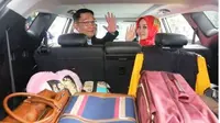 Gaya Ridwan Kamil dan istri saat pindah rumah. (Instagram Ridwan Kamil)