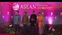 Pangeran Brunei Darussalam Abdul Mateen mendampingi sang ayah, Sultan Hassanal Bolkiah, menghadiri Gala Dinner KTT ASEAN di Hutan Kota Plataran, Jakarta, Rabu (6/9/2023). (Tangkapan Layar Youtube Setpres RI)