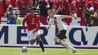 Franco Mastantuono (kanan) dari River Plate dan Yoichi Naganuma (88) dari Urawa Reds berebut bola&nbsp;dalam pertandingan Grup E Piala Dunia Antarklub antara River Plate dan Urawa Reds di Seattle, Selasa, 17 Juni 2025. (AP Photo/Lindsey Wasson)