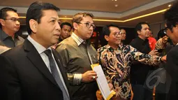 Ketua DPR RI Setya Novanto didampingi Wakil Ketua Fadli Zon menerima surat Pengajuan Hak angket untuk Menkunham Yasonna Laoly dari perwakilan KMP di Ruang Pimpinan kompleks Parlemen Senayan, Jakarta, Rabu (25/3/2015). (Liputan6.com/Andrian M Tunay)