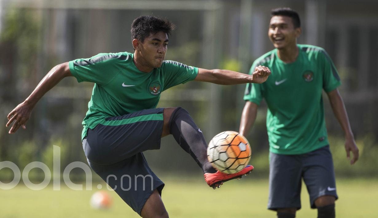 Pemain Timnas Indonesia U-22, Arsyad Yusgiantoro, berusaha mengontrol bola saat latihan. Uji coba menghadapi Persija merupakan laga kedua Timnas U-22 setelah sebelumnya mereka menghadapi Myanmar. (Bola.com/Vitalis Yogi Trisna)