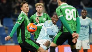Pemain Juventus, Jonathan David, berebut bola dengan pemain Sassuolo, Nemanja Matic (kiri) dan Tarik Muharemovic, dalam pertandingan Serie A di Reggio Emilia, Italia, Rabu 7/1/2026). (Massimo Paolone/LaPresse via AP)