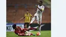 Kiper Malaysia, Mohd Izham Tarmizi, berusaha menahan bola tendangan pemain UEA, Ahmed Khalil, dalam Kualifikasi Piala Dunia 2018 di Stadion Shah Alam, Malaysia, (17/11/2015). Malaysia kalah 1-2 dari UEA. (AFP Photo/Manan Vatsyayana)